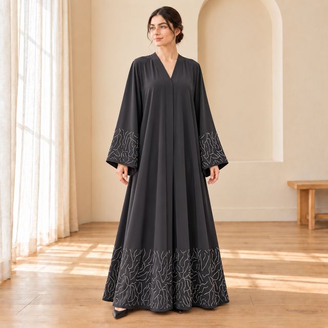 Abaya anthracite aux bordures scintillantes