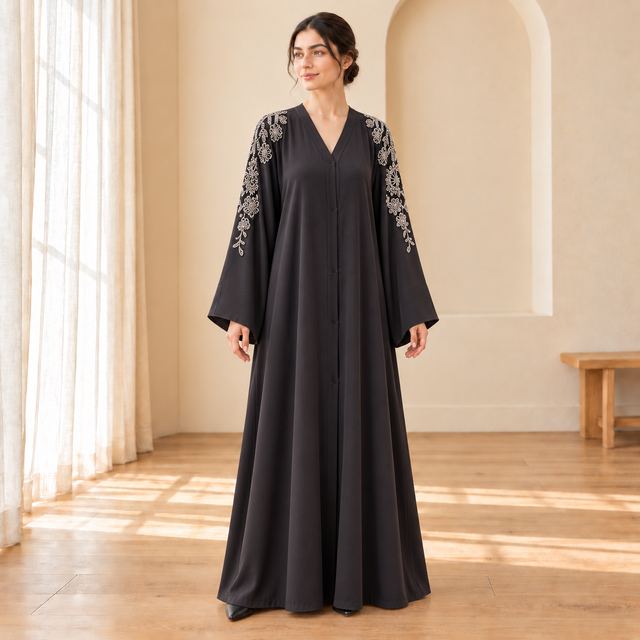 Abaya charbon ornée de motifs floraux