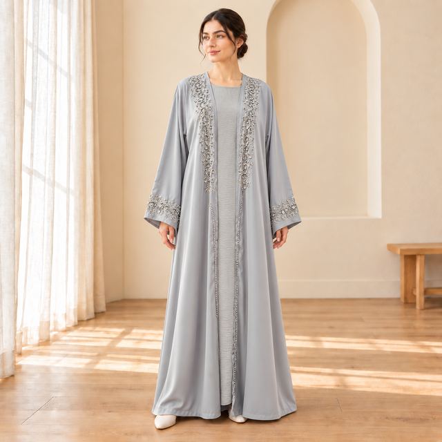 Abaya gris argenté ornée de perles